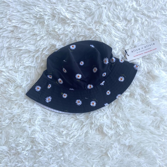 🤍New! Alice + Olivia Reversible Bucket Hat - Picture 4 of 8